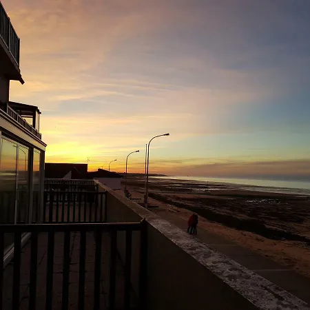 Les Pieds Dans L Eau Avec Vue Splendide Sur La Mer Bernieres-sur-Mer